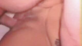 Грайлива сучка Ебігейл секс відео безкоштовно Мак грає зі своїми іграшками, розтягуючи свої дірочки для траха